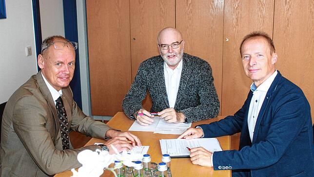 Bernd Löhle, Bürgermeister Rainer Stolz und Jürgen Fürst (von links) berichten über die Pestalozzi Stiftung und ihre Arbeit.