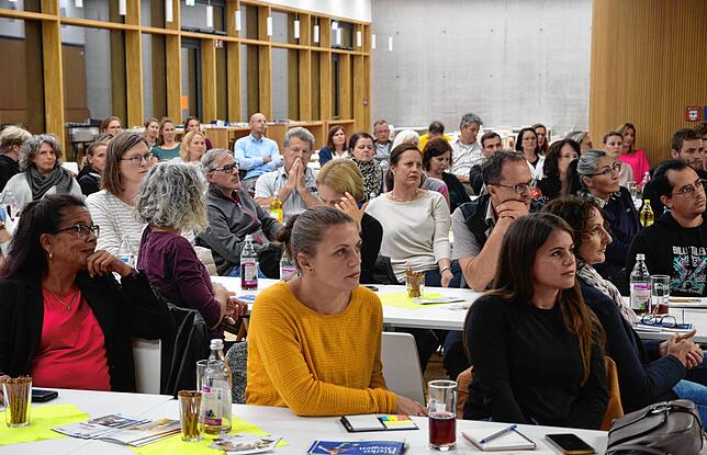 Das Publikum wurde bei vier Impulsvorträgen über eine große Bandbreite des Themas Jugend und Sucht informiert.