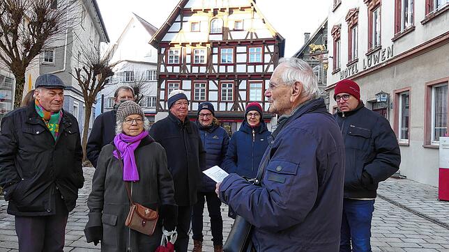 Historiker Werner Fischer während der Stadtführung zum Thema Kulturkampf. Fischer vermittelt anlässlich des Rundgangs viel Wissenswertes ...