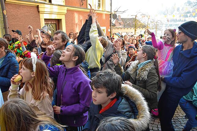 Mit großer Begeisterung sind die Kinder bei Narrolauf dabei.