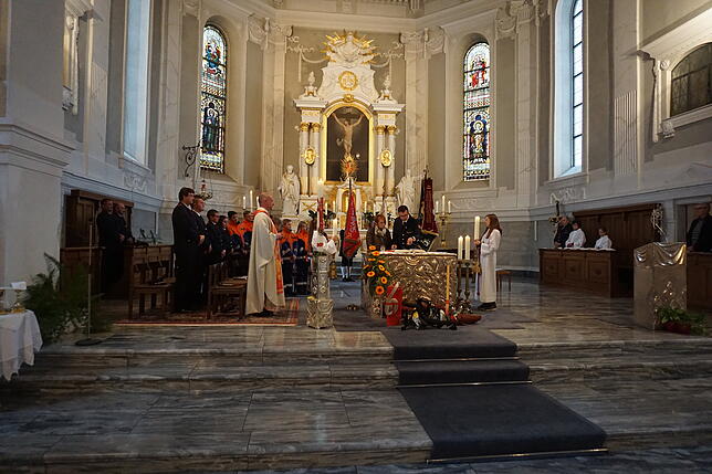 In gewohnter Manier: Die Ministranten und die Jugendfeuerwehr mit ihren Ausbildern gestalteten die Feier der Liturgie zusammen mit ...