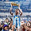 Argentiniens Superstar Lionel Messi lässt sich mit dem Weltmeisterpokal feiern.