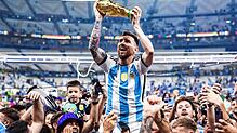 Argentiniens Superstar Lionel Messi lässt sich mit dem Weltmeisterpokal feiern.