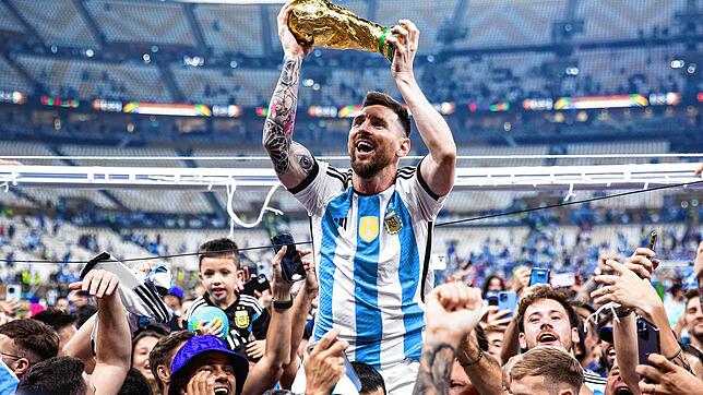 Argentiniens Superstar Lionel Messi lässt sich mit dem Weltmeisterpokal feiern.