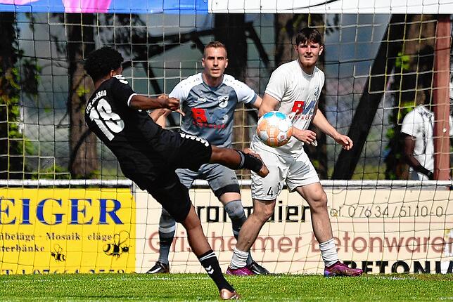 Bild 28: FC Erzingen verliert mit 2:4 bei Spitzenreiter VfR Hausen &ndash; und wir haben Bilder!