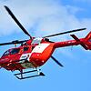 (Symbolbild) Ein Rettungshubschrauber bringt den Mann noch in eine Klinik, doch leider überlebt der Badegast nicht.