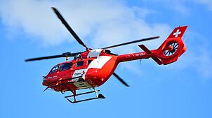 (Symbolbild) Ein Rettungshubschrauber bringt den Mann noch in eine Klinik, doch leider überlebt der Badegast nicht.