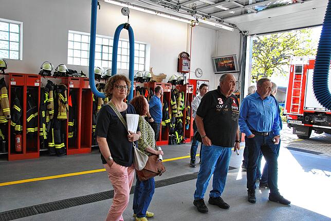 Im Feuerwehrhaus Öflingen informierten sich die Räte zu den technischen Gerätschaften und Abläufen in der Abteilung.