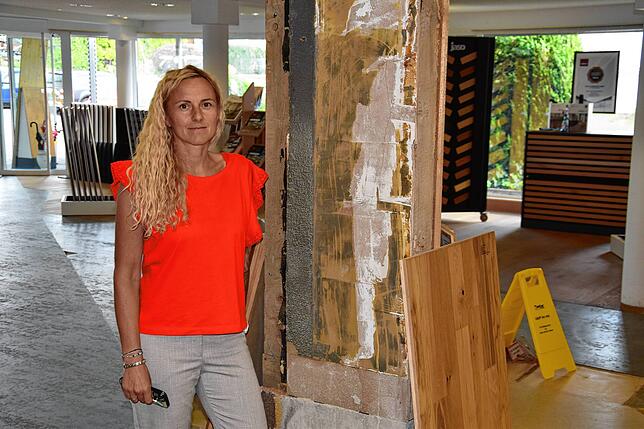 Patrizia Rufle von der Firma Rufle Fußboden lobt die schnelle Hilfe von Feuerwehr und Technischem Hilfswerk beim Unwetter in Bad Säckingen