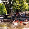 Zwei Kanufahrer kommen in Überlingen den Fußgängern nah. Das Hochwasser macht es möglich.