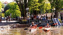 Zwei Kanufahrer kommen in Überlingen den Fußgängern nah. Das Hochwasser macht es möglich.