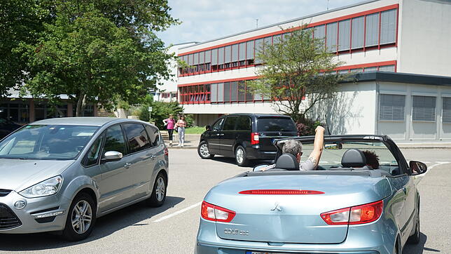 Mit dem Elterntaxi zur Schule und wieder zurück &ndash; das nutzen viele Schüler wie hier vor der Werner-Kirchhofer-Realschule. Doch ...