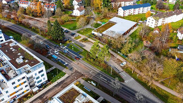 Auf dem Parkplatz des früheren Villinger Klinikums plant die Baugenossenschaft Familienheim ein Projekt mit günstigen Wohnungen (rechts ...