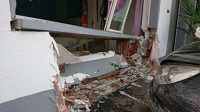 Weil sie Gas- mit Bremspedal verwechselt hat, kracht eine 66-Jährige mit ihrem Auto in ein Haus und reißt ein großes Loch in die Mauer.