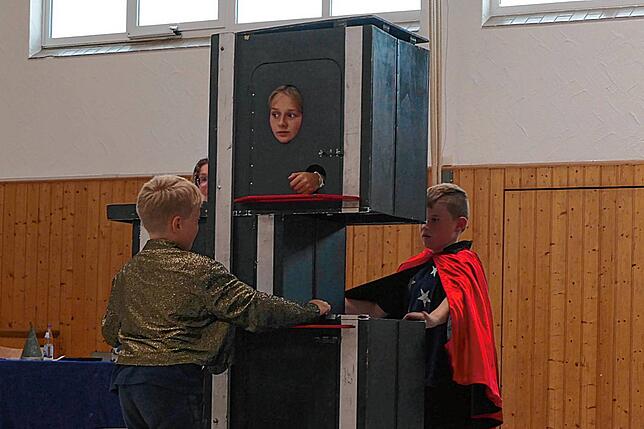 Eines der Kinder wird während einer sogenannten Großillusion &bdquo;zerteilt&ldquo;.