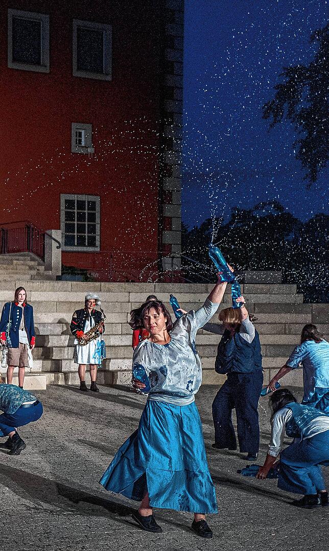 Die Dürsterinnen führen einen Wassertanz zu Händels Wassermusik auf.