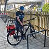 Noch sind hier Plätze frei &ndash; aber die ersten Nutzer nehmen den neuen großen Fahrradständer unter der Z-Brücke schon rege an. ...