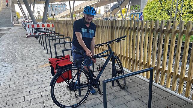 Noch sind hier Plätze frei &ndash; aber die ersten Nutzer nehmen den neuen großen Fahrradständer unter der Z-Brücke schon rege an. ...