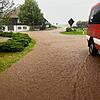 Der starke Regen in der Gemeinde Amrigschwand am Mittwoch, 26. Juni, überflutet Straßen und Keller.