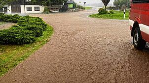 Der starke Regen in der Gemeinde Amrigschwand am Mittwoch, 26. Juni, überflutet Straßen und Keller.