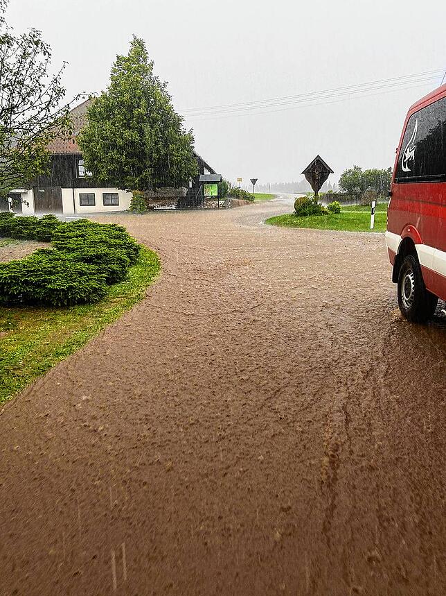 Der starke Regen in der Gemeinde Amrigschwand überflutete am Mittwoch Straßen und Keller.