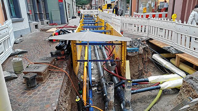 In der Rheinbrückstraße verlegen die Stadtwerke Versorgungsleitungen. Wegen der Baustelle muss der Fasnachtsumzug eine neue Route wählen.
