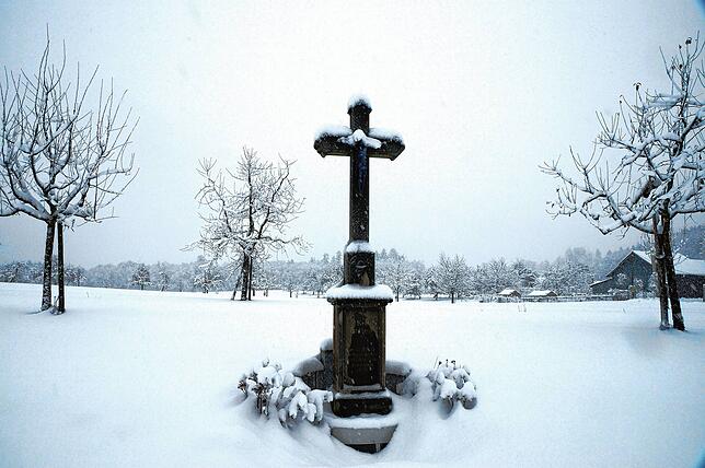Winterliche Idylle: Ein Feldkreuz im Schnee