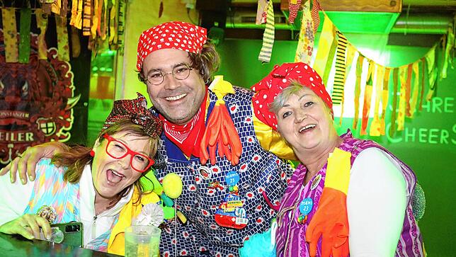 Bild 15: Buntes Treiben in der Niederburg &ndash; Hier sind die Hästräger und Schnurrgruppen unterwegs