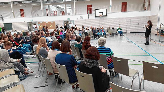 Im Plenum ziehen die Teilnehmer Resümee. Moderiert wird der Tag von Judith Heinecke. Auch einzelne Stadträtinnen sowie Bürgermeister ...