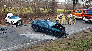 Zwei Autos sind auf der B31 frontal zusammengestoßen.