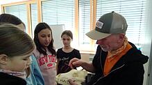 Einen Wolfsschädel hatten die Schüler noch nie gesehen. Peter Sürth zeigte die Bedeutung der Fangzähne. Foto: Christiane Sahli