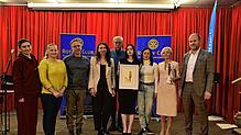 Sie haben den Paul-Harris-Preis des Rotary Clubs VS erhalten. Von links Oxana Kochedykova, Lilly Smirnova, Daniel Wenzler, Marta ...