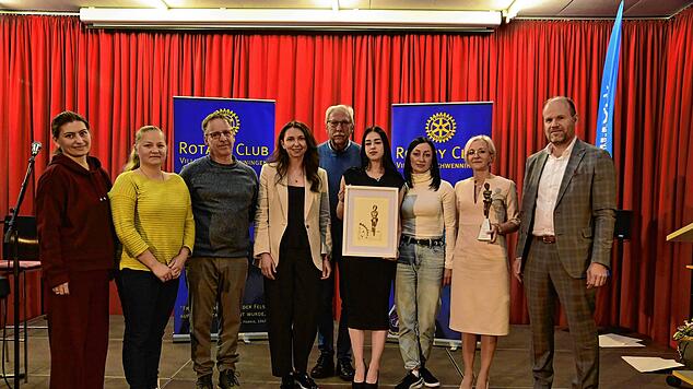 Sie haben den Paul-Harris-Preis des Rotary Clubs VS erhalten. Von links Oxana Kochedykova, Lilly Smirnova, Daniel Wenzler, Marta ...