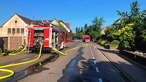Die Feuerwehr rückt mit mehreren Fahrzeugen nach Iznang aus.