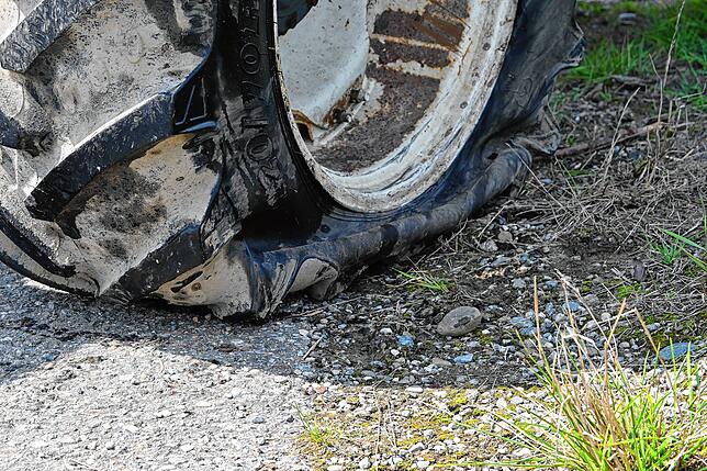 Der Aufprall verursachte am Traktor einen geplatzten Reifen.