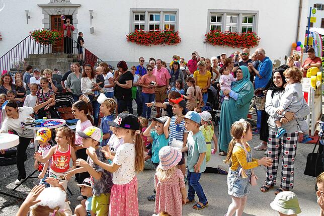 Bild 2: Buntes Programm beim 40. Öhninger Dorffest