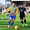 Der Marbacher Michael Effinger (rechts) versucht, dem Singener Yahya Zidan den Ball abzunehmen. Marbach verkaufte sich gegen den ...