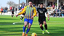 Der Marbacher Michael Effinger (rechts) versucht, dem Singener Yahya Zidan den Ball abzunehmen. Marbach verkaufte sich gegen den ...