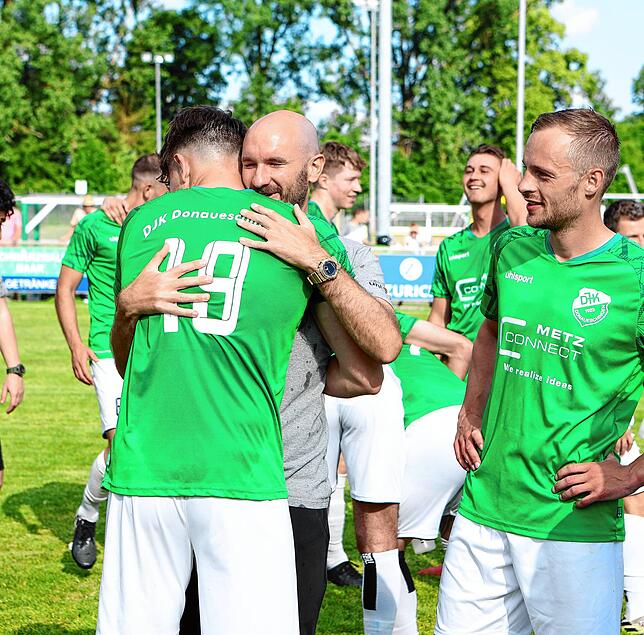 Trainer Benjamin Gallmann (Bildmitte) freut sich mit seinen Spielern über den Aufstieg.