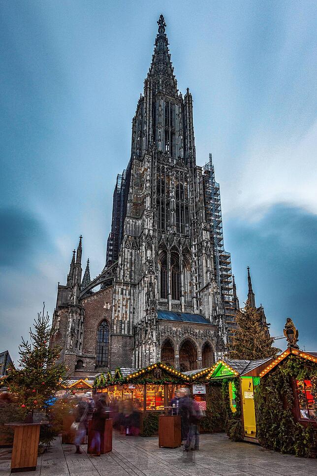 Der Weihnachtsmarkt vor dem Ulmermünster.