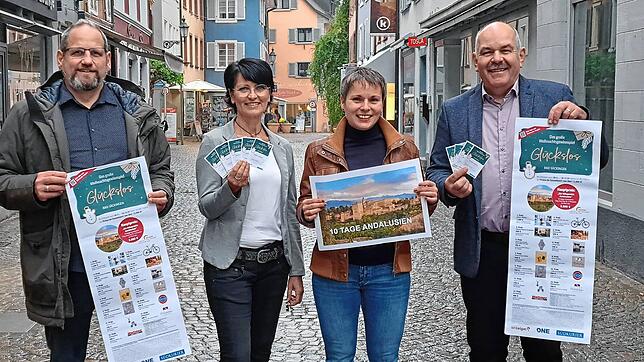 Sie freuen sich schon auf das große Weihnachtsgewinnspiel, das am Montag wieder in den Bad Säckinger Geschäften startet (von links): ...