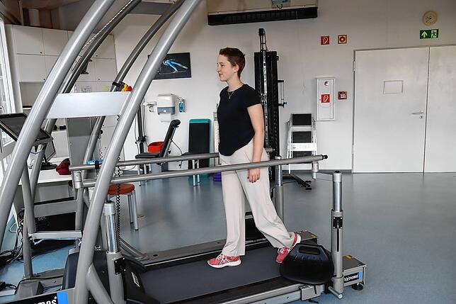 Auf dem Laufband trainiert Theresa Bail nach ihrer Operation regelmäßig das Gehen. Dabei ist es wichtig, dass die medizinische ...