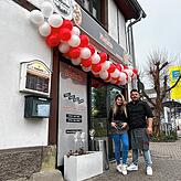Die Eröffnung am 1. Dezember: Inhaberin Mirlinda Miftari mit ihrem Lebensgefährte und Koch Atmin Fetai vor dem Pizzcato in der ...