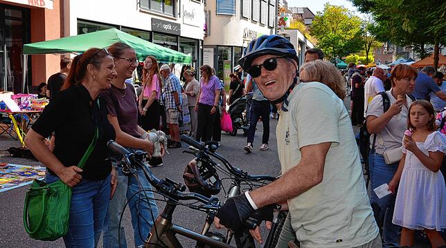 Bild 6: Reges Treiben auf dem Flohmarkt in Markdorf