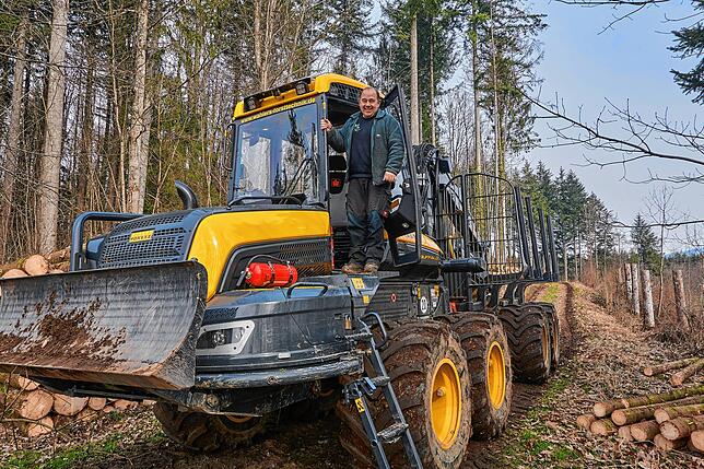 Aufgeräumt: Uwe Heitz mit seinem Forwarder sammelt die von Markus Liehr und seinem Vollernter gefällten Bäume ein. Sein Markenzeichen ...