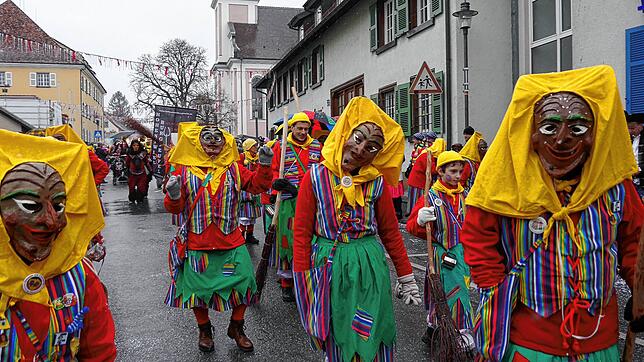 Die Gugleshexen gehören als familienfreundlicher Narrenverein zur Hilzinger Fasnet. Sie wollen nicht erschrecken, sondern Fröhlichkeit ...
