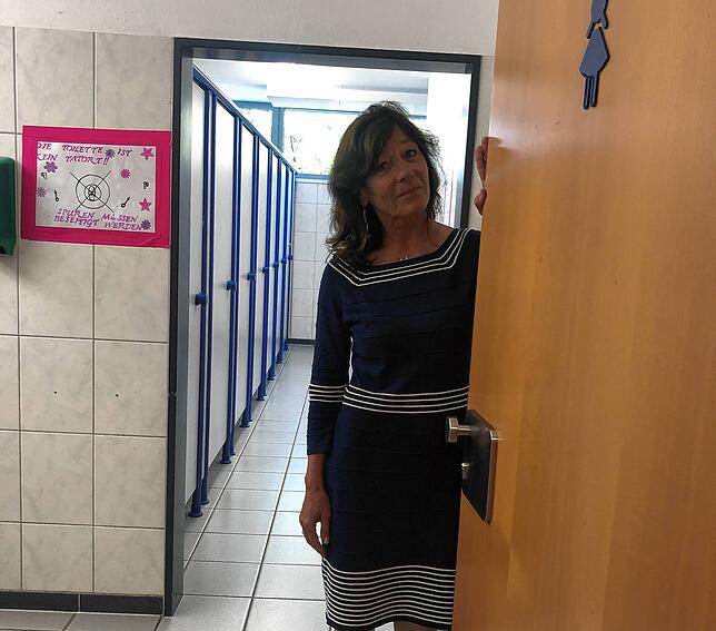 Schulleiterin Birgit Steiner an der Mädchentoilette