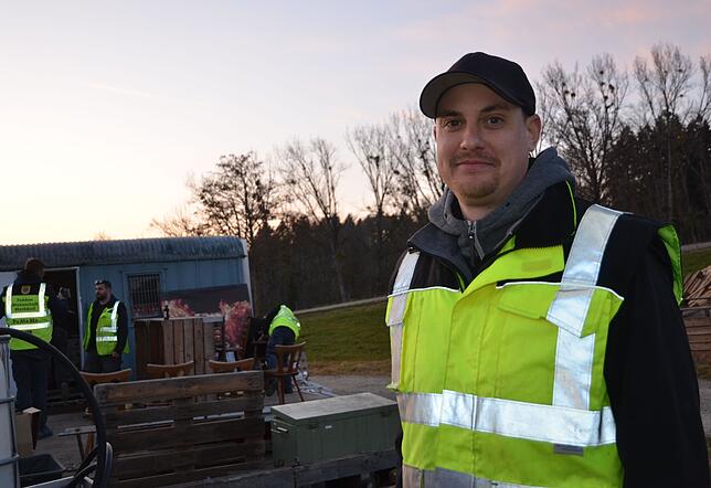 Bild 11: Erste Bilder vom Funken-Aufbau auf der Markdorfer Panzerwiese – So entsteht das Spektakel!