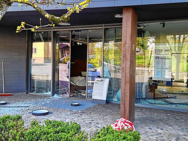 Bild 9: Sprengung der Filiale der Volksbank Hochrhein in Albbruck: Erdrückende Bilder vom Tatort