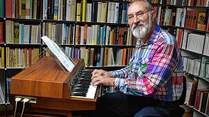 Norbert Linden aus Häusern ist begeistert von dem ganz besonderen Klang seiner Röhrenorgel, einem beinahe vergessenen Instrument. Foto: ...